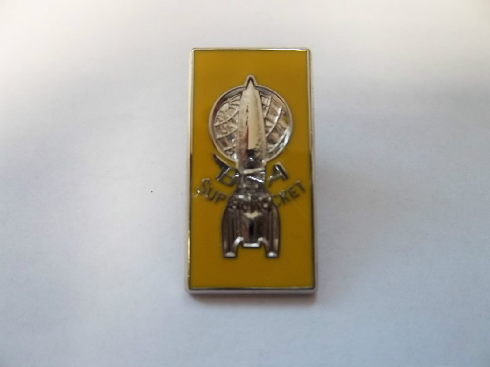 MOTORCYCLE PIN BADGE 'BSA SUPER ROCKET' YELLOW MOTORBIKE LAPEL BADGE - BG68E