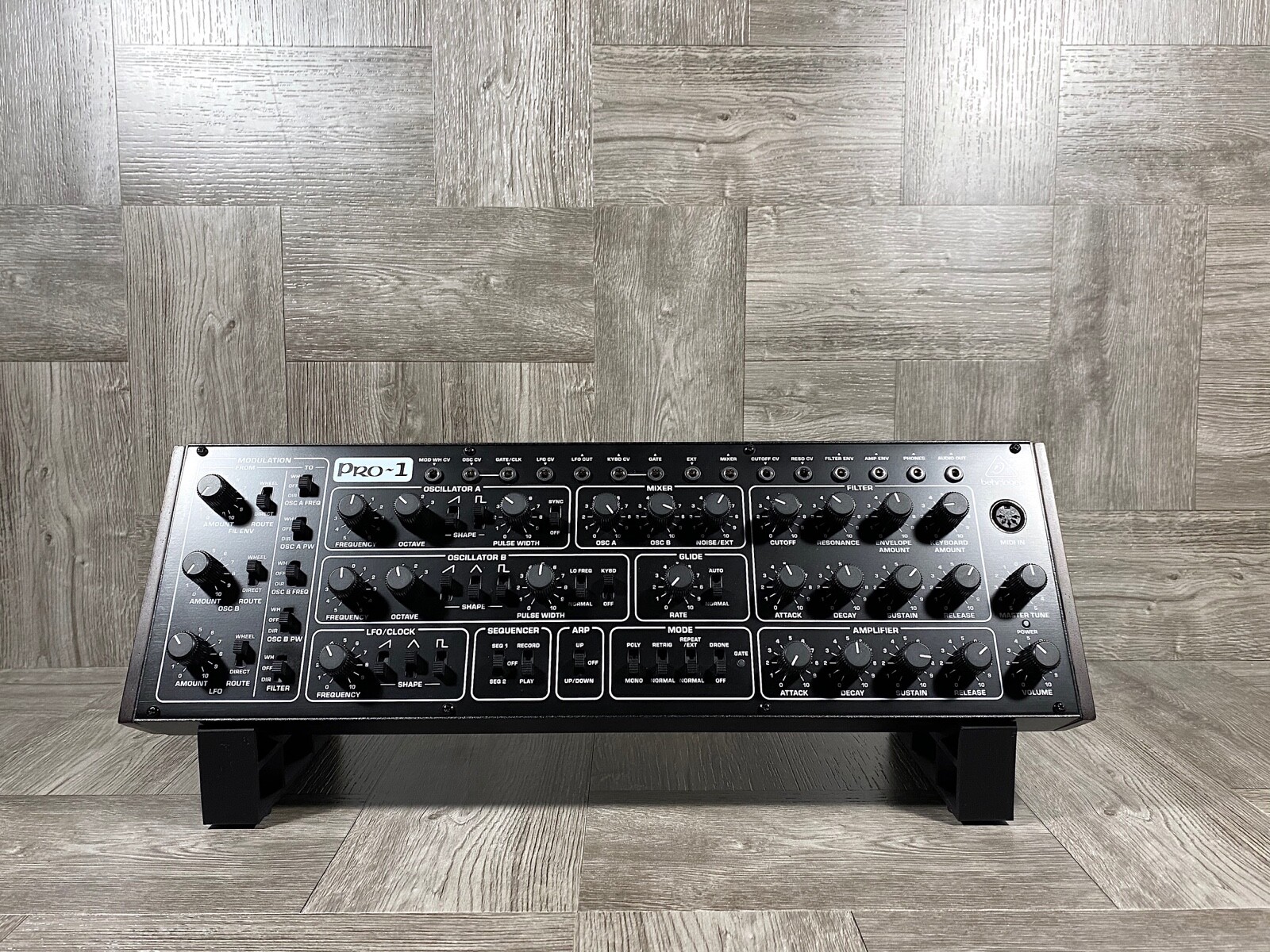 B-STOCK / L40º Universal Stand for Behringer Eurorack Case Synth Modules - BLACK