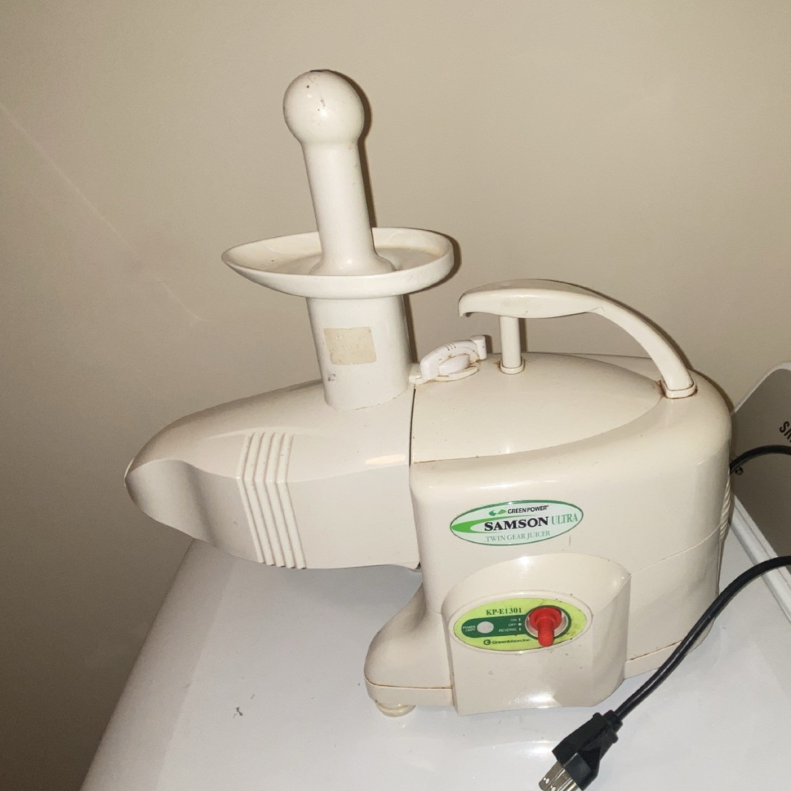 Samson KP-E1301 Twin Gear Juicer Electric Easy Clean White Glossy Plastic
