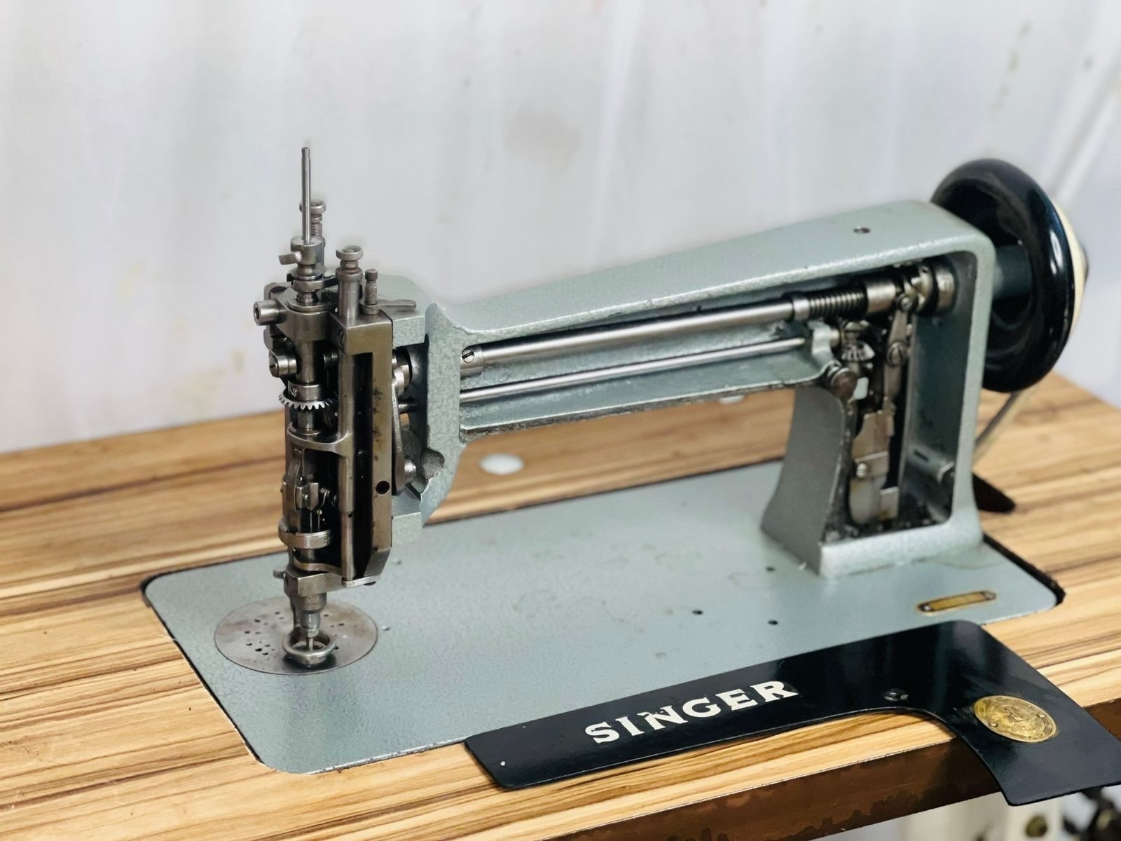 Singer 114w103 Chain stitch & Moss Stitch Embroidery Machine 114K103