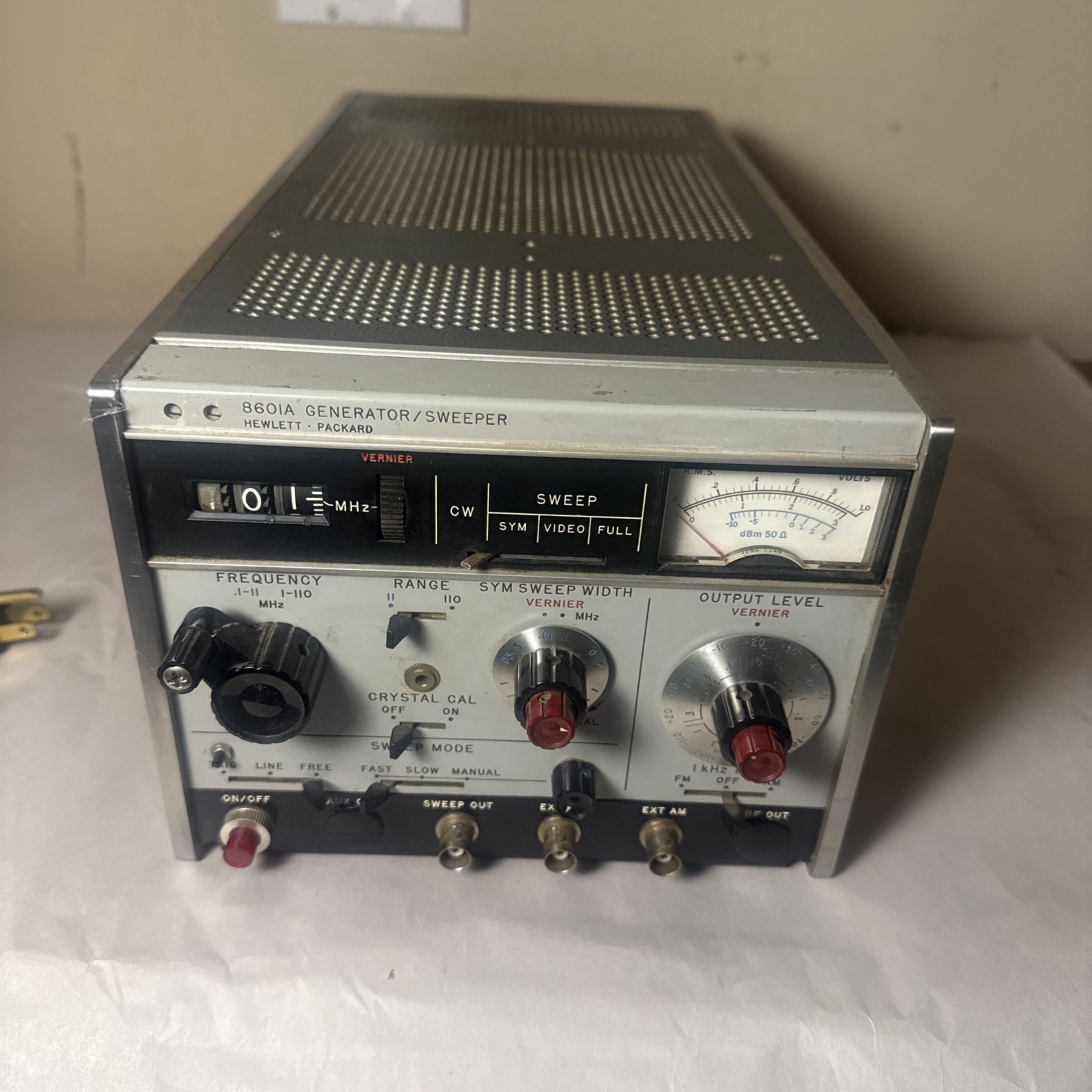 HP 8601A GENERATOR/SWEEPER 0.1-110 MHz Powers On