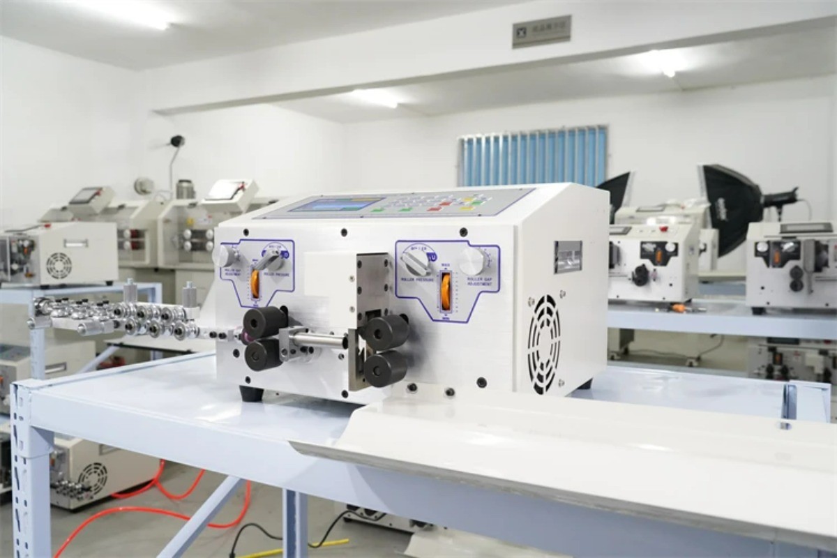 Computer Peeling Stripping Cutting Machine 0.2 To 25mm2 450W SWT508MAX1-4S