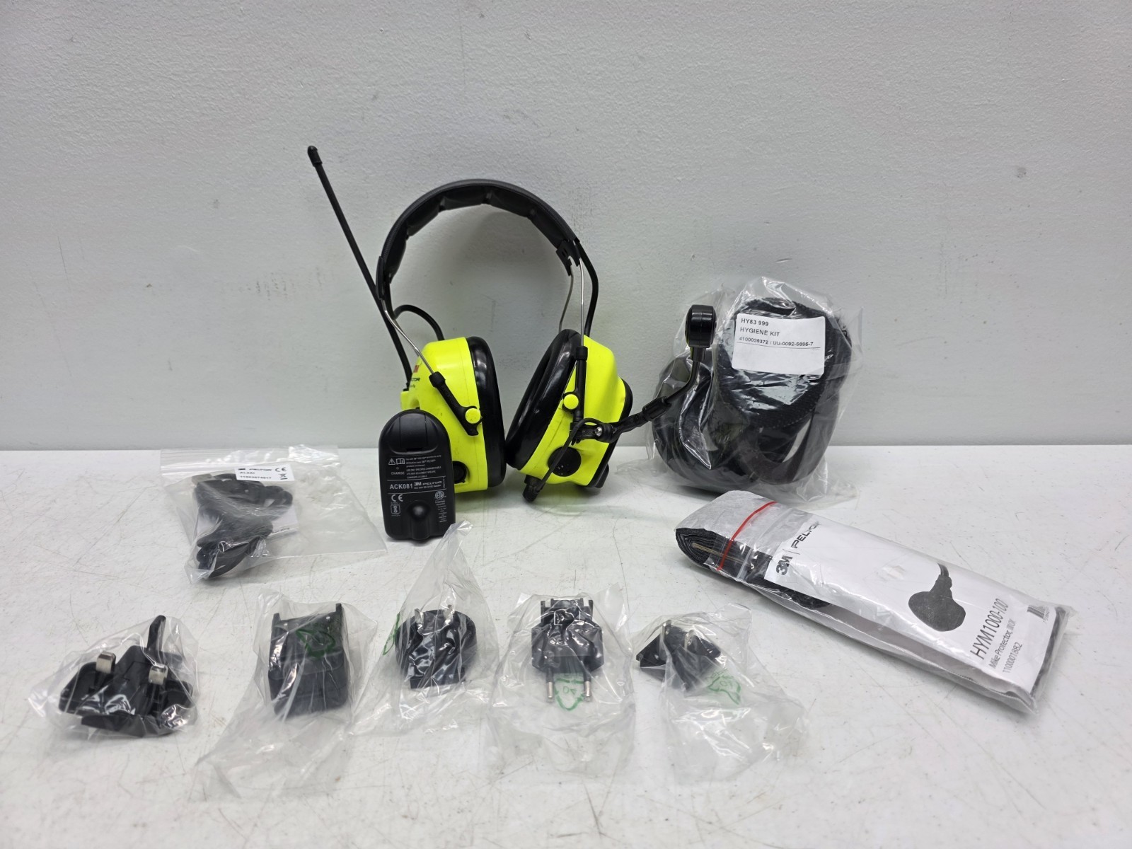 3M PELTOR LiteCom Plus Headset MT73H7A4610NA, w 2 Batteries