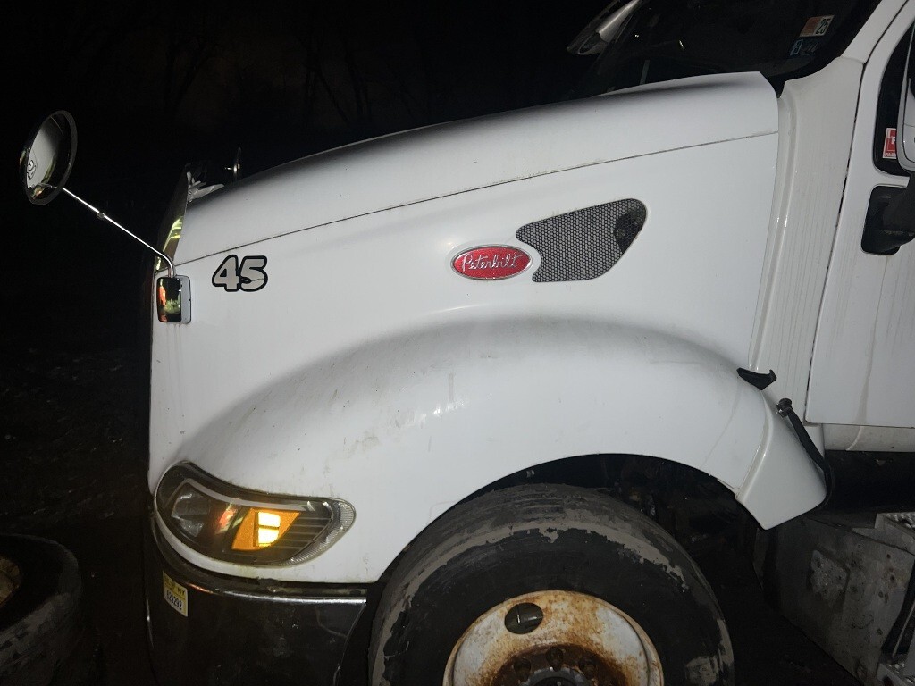 2001 Peterbilt 389 Hood Assembly NO GRILL OR LOGOS Headlights included 13-04778