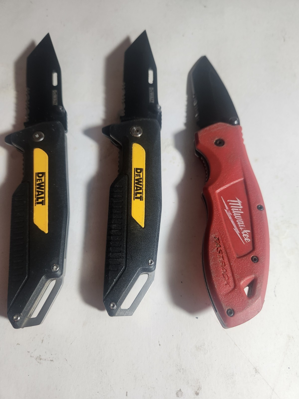 DEWALT & Milwaukee Fastback Folding Utility Knives 3pc Lot (2 DEWALT, 1)