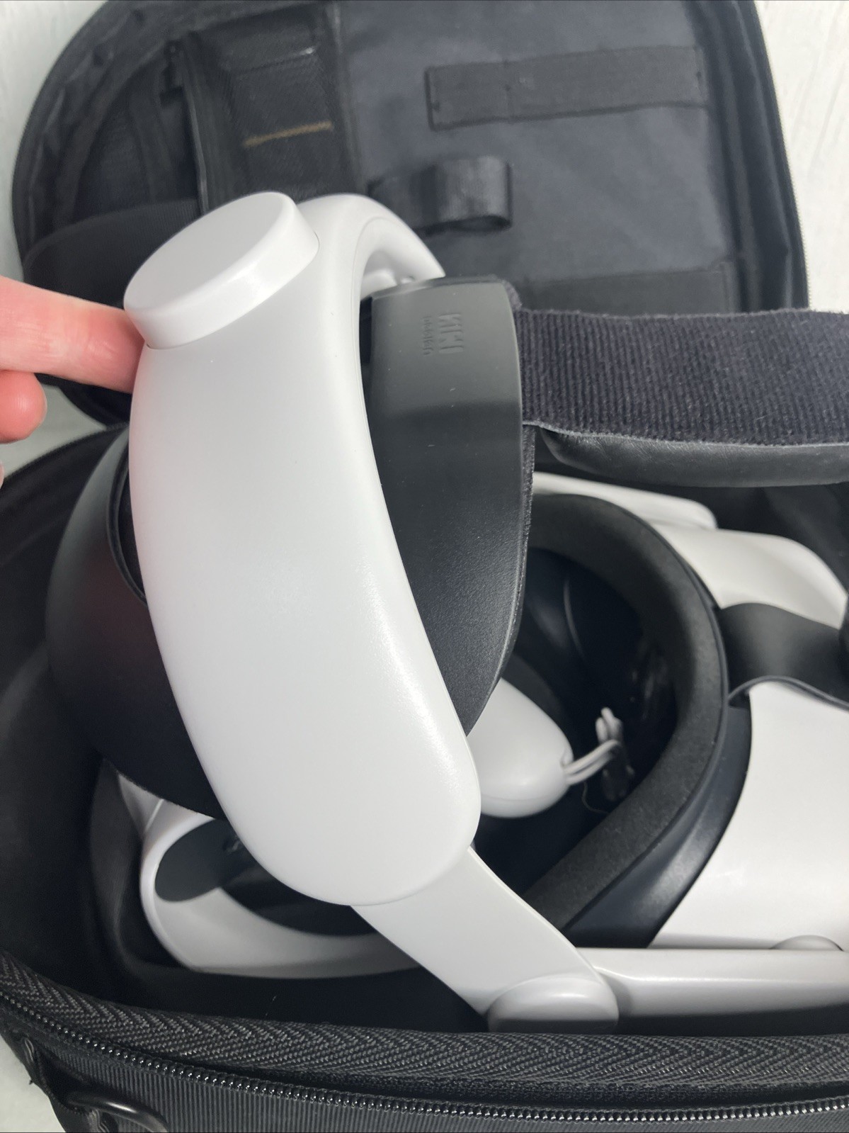 Meta Quest 2 VR Headset With Controllers & Carrying Case Pre-Owned