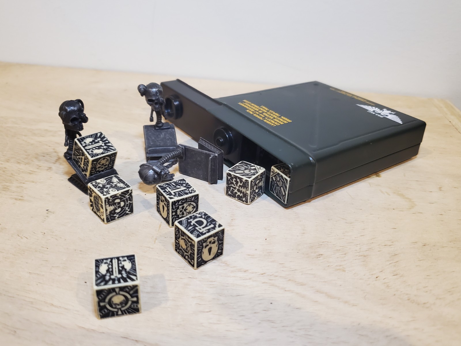 GW Warhammer 40K Lasgun Power Pack | Munitorum Dice Set - 2012 A05