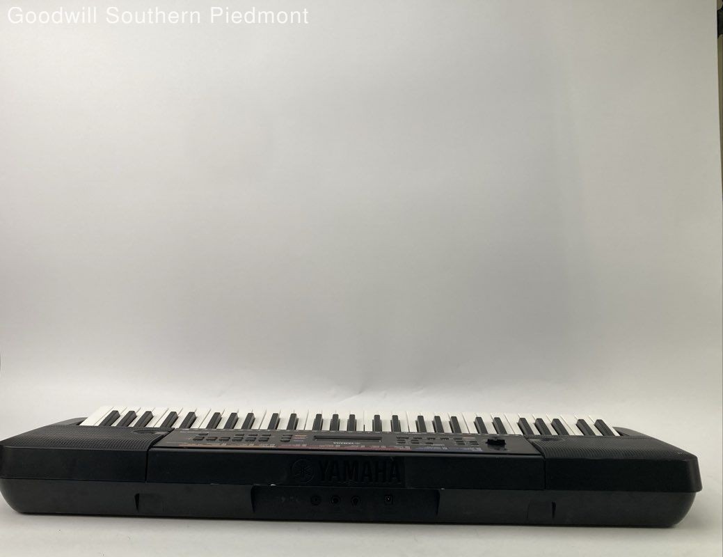 Yamaha PSR-E263 Electronic Keyboard - Tested, Read