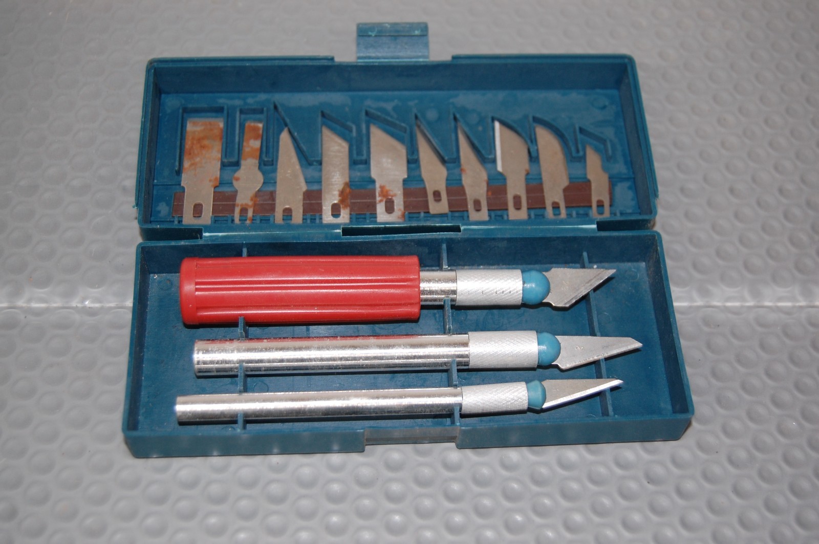 B5      A set of tools and blades for woodcarving with case