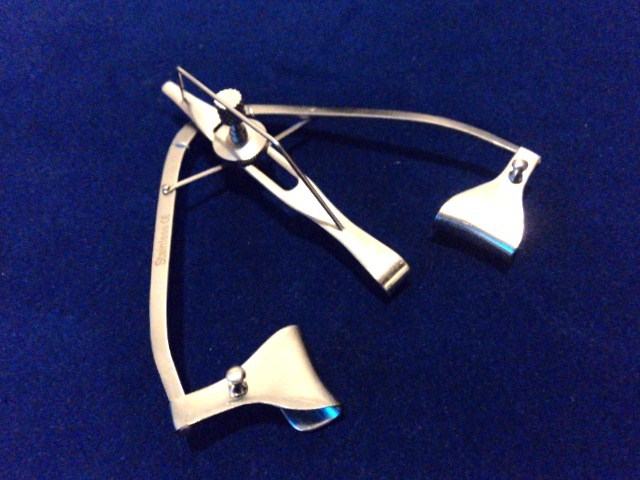 O.R GRADE GUYTON PARK EYE SPECULUM 14MM BLADES W/ SUTURE POSTS