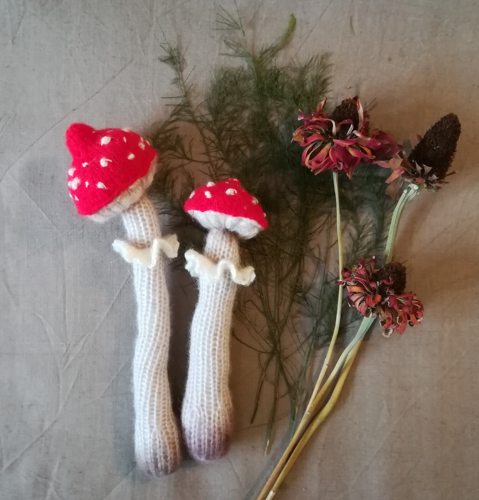 Toy knitting patterns Christmas -easy knitting bunny toys and knittin Snowfamily