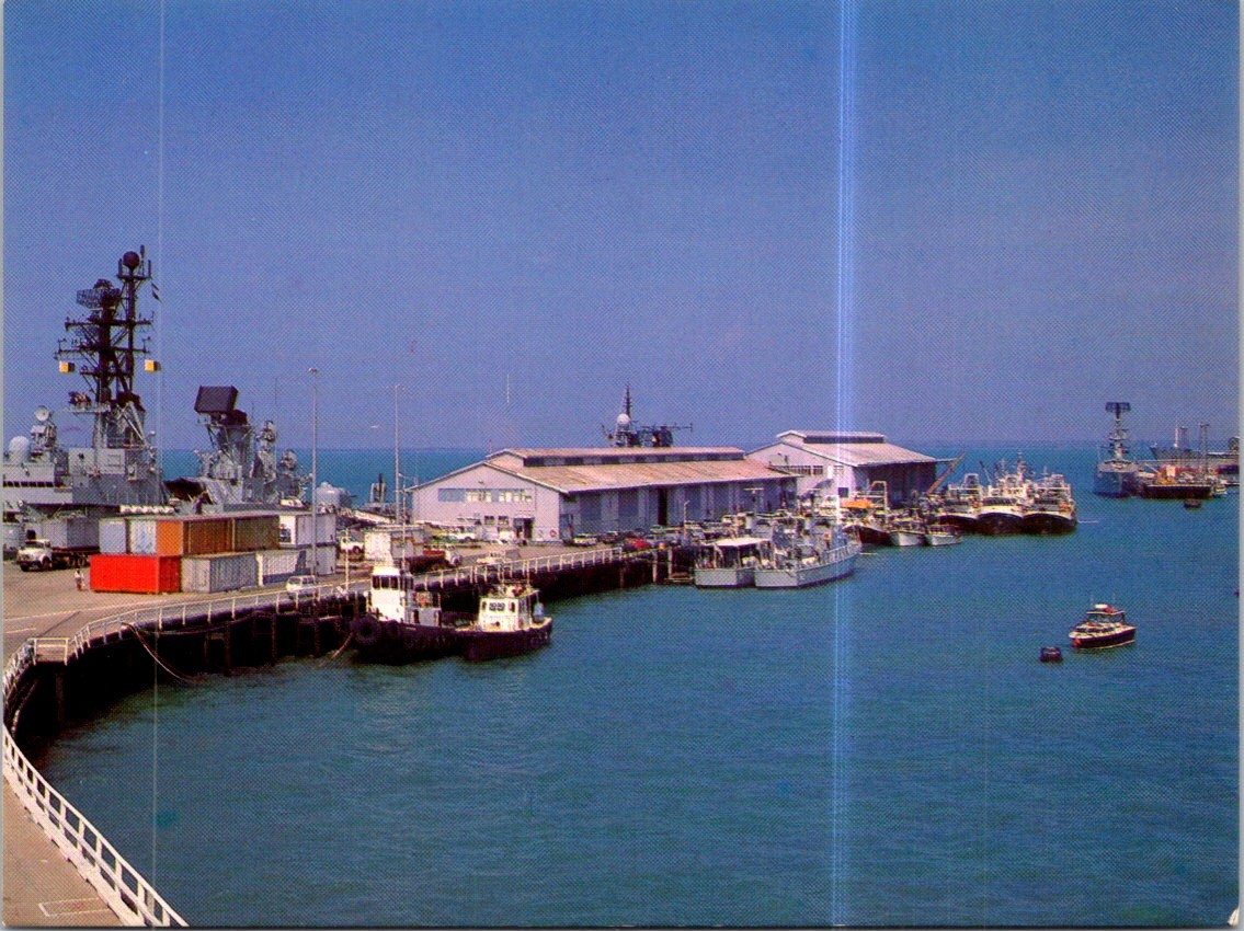 (1358) 12-8-2025 - Australia - NT - Darwin Harbour - Port with warships