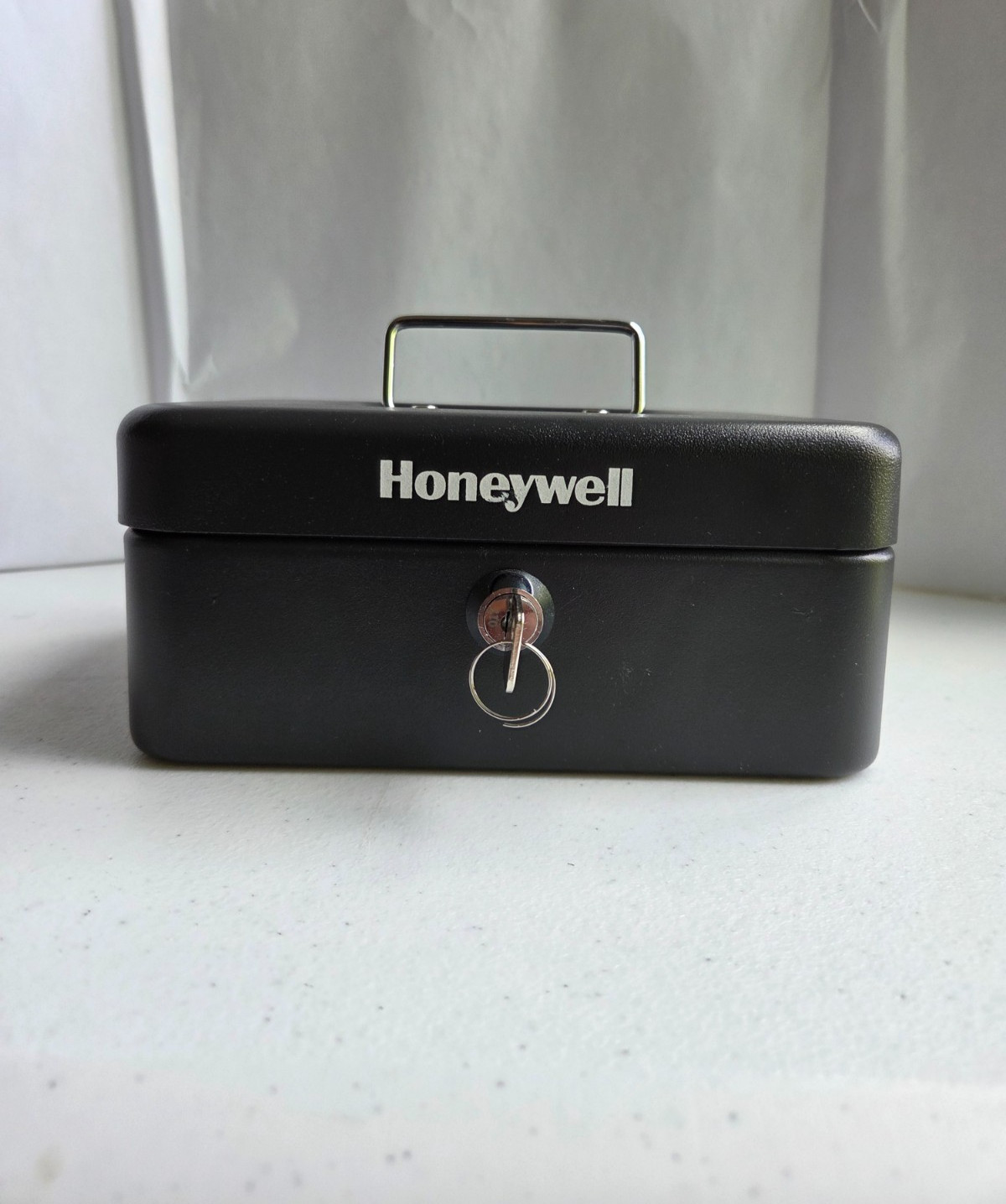 Honeywell Black Lockbox with key; Money Safe for Cash- Removable Tray missing
