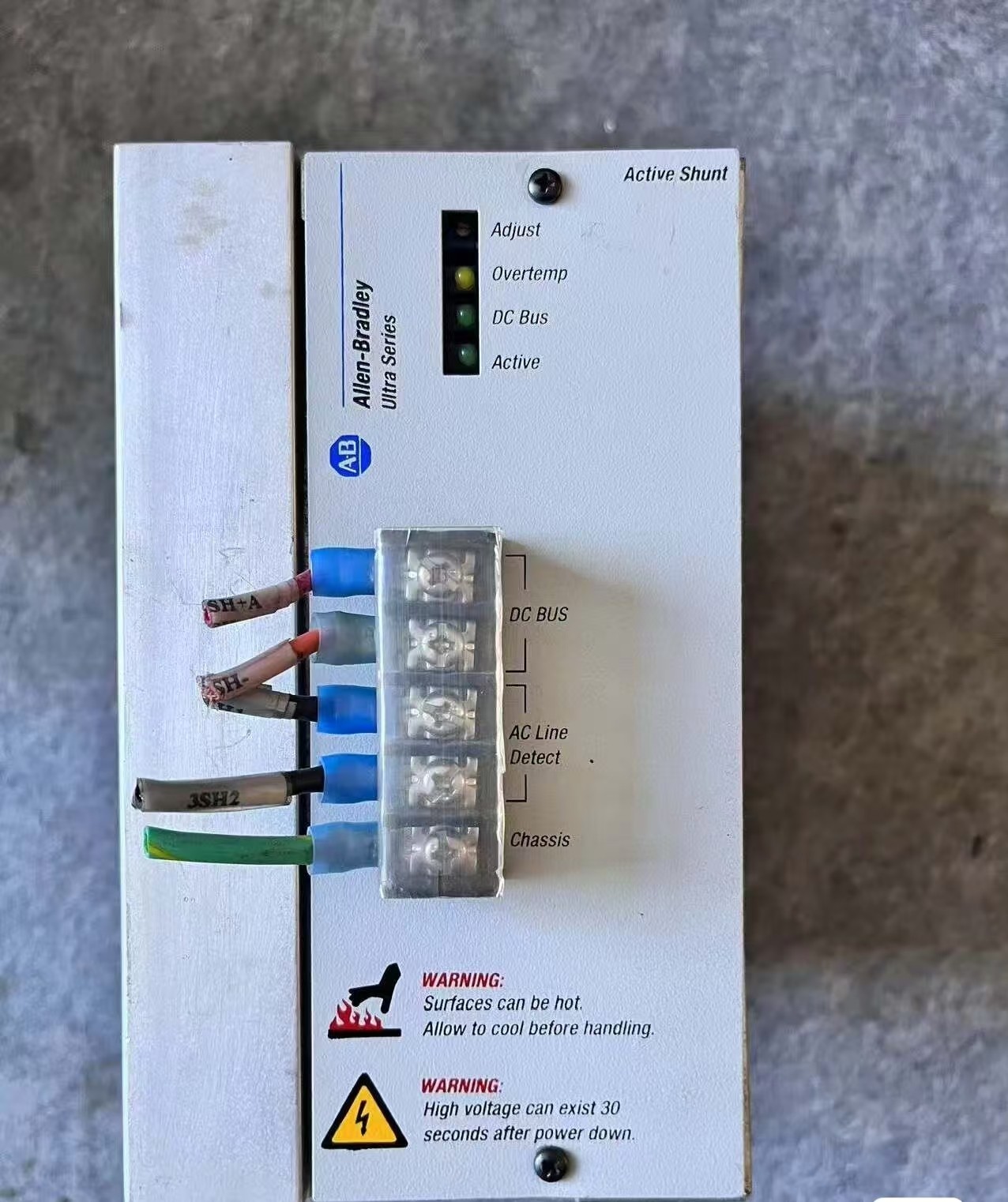 ALLEN BRADLEY 2090-UCSR-A300 / 2090UCSRA300 (USED)