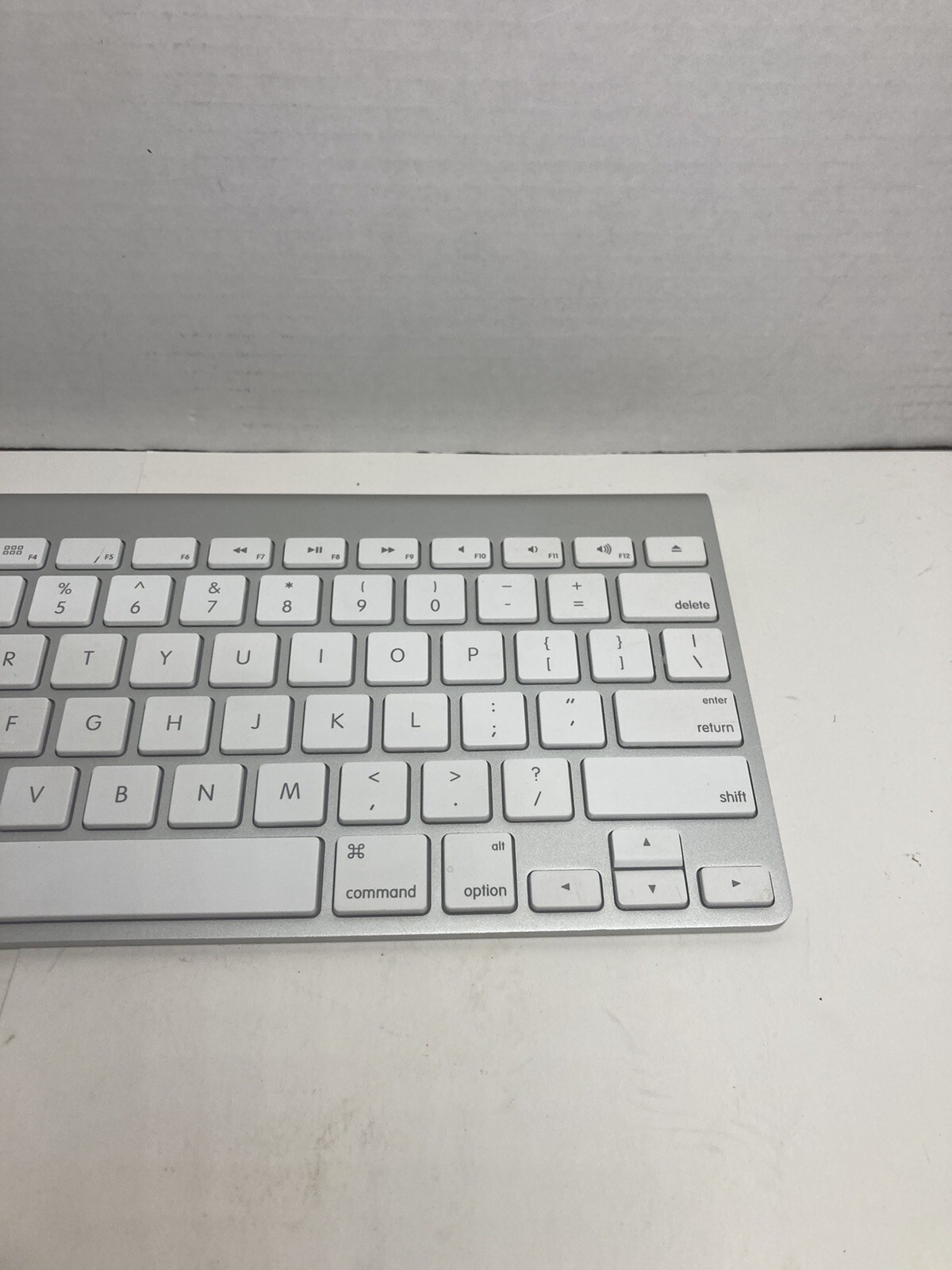 Apple Wireless Keyboard Bluetooth A1314 Battery Powered Good Condition