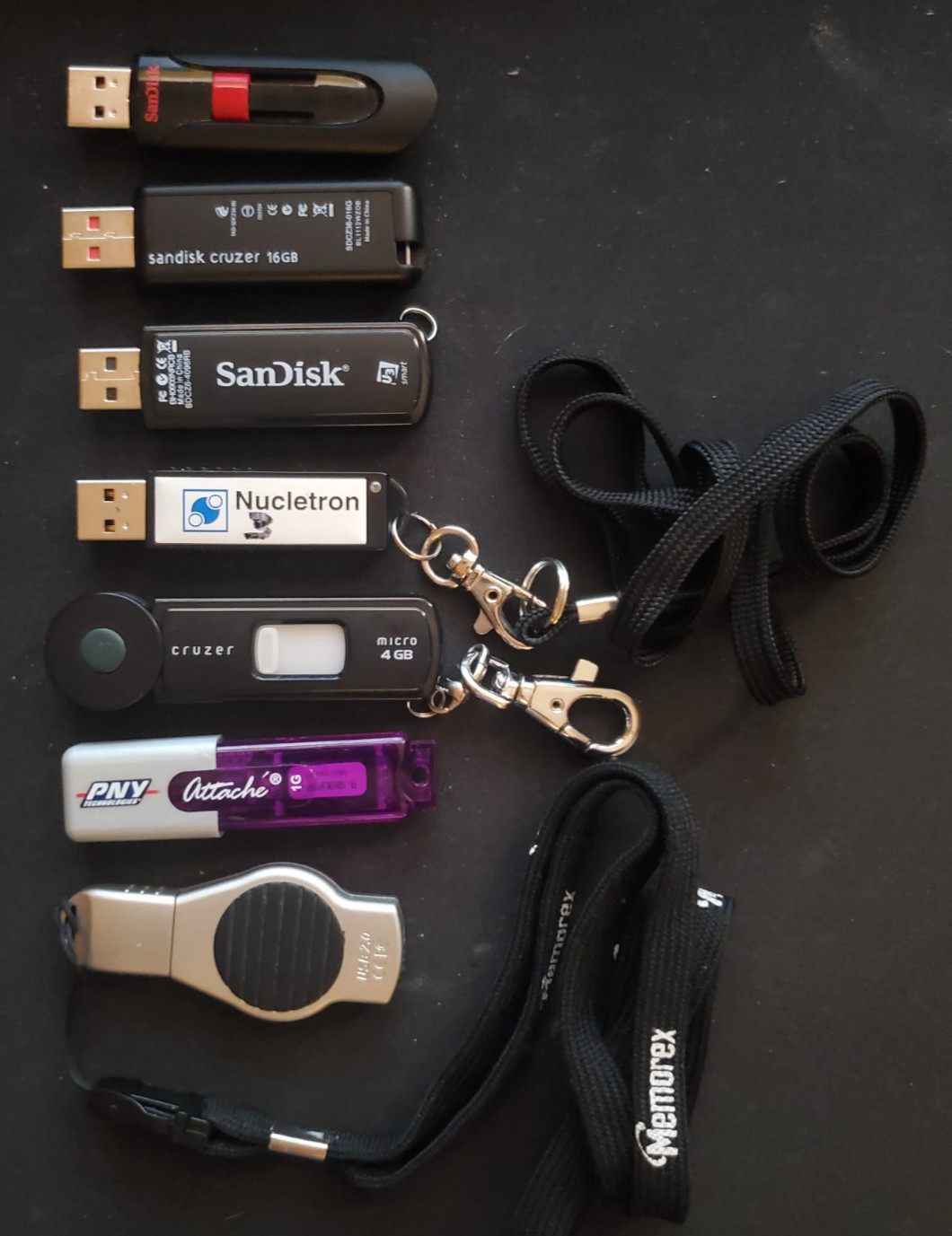 VNTG Lot of 7 Memory Thumb Drives Empty/Work As Shown W18 L09