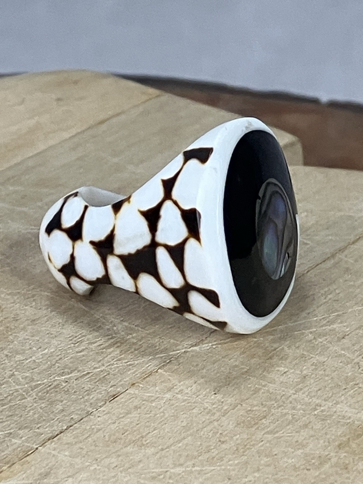 Boho-style statement ring featuring a seashell inlay Size
