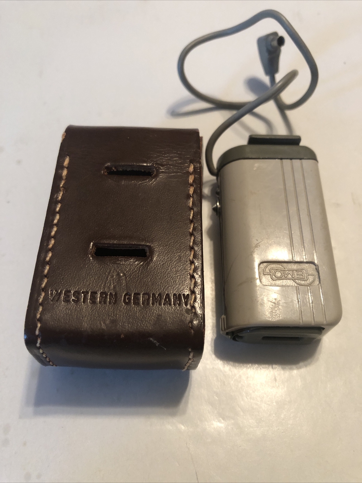 Emo Wetzlar Compact Flash Bulb Attachment With Leather Case - Germany - Vintage
