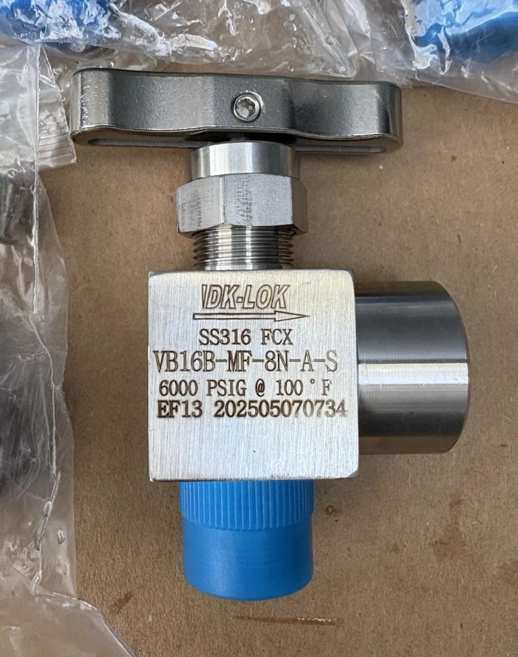 1/2 NPT 316ss Integral Bonnet Angle Needle Valve DK-LOK VB16B-MF-8N-A-S