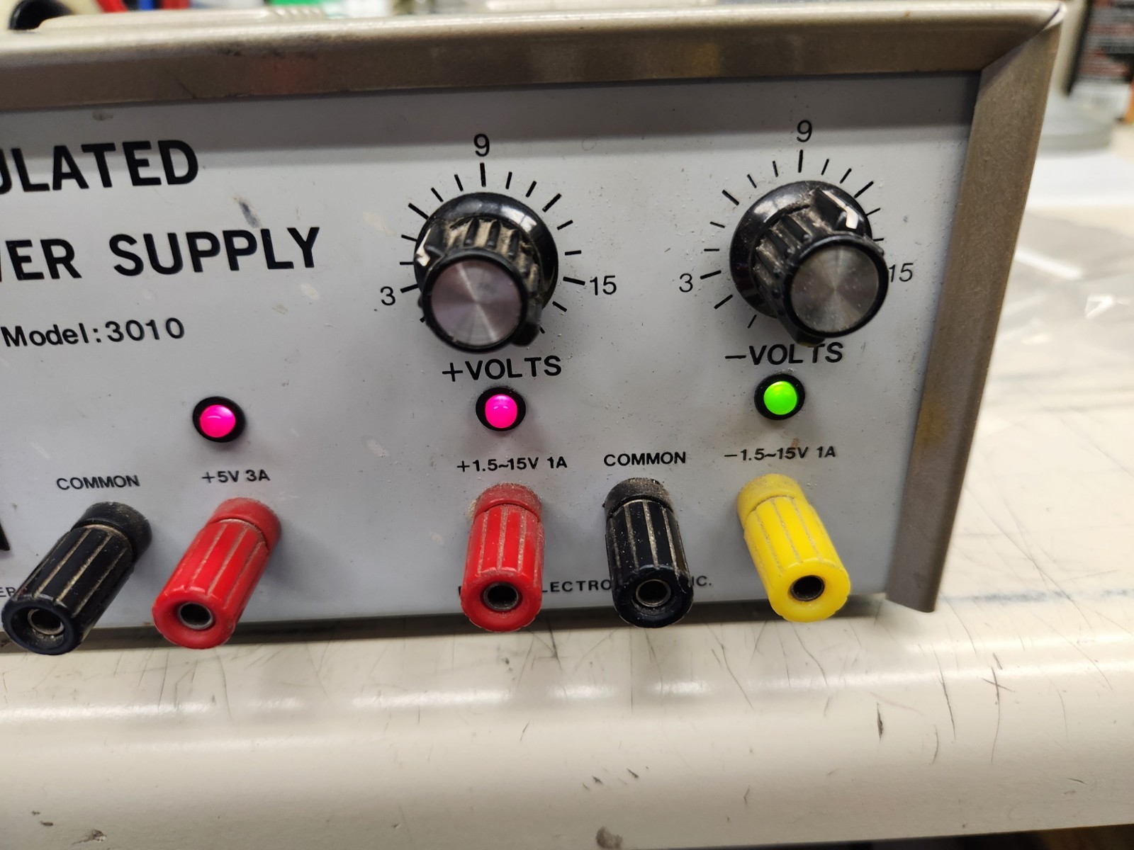 RSR ELECTRONICS 3010 Regulated DC Power Supply TECH TESTED !