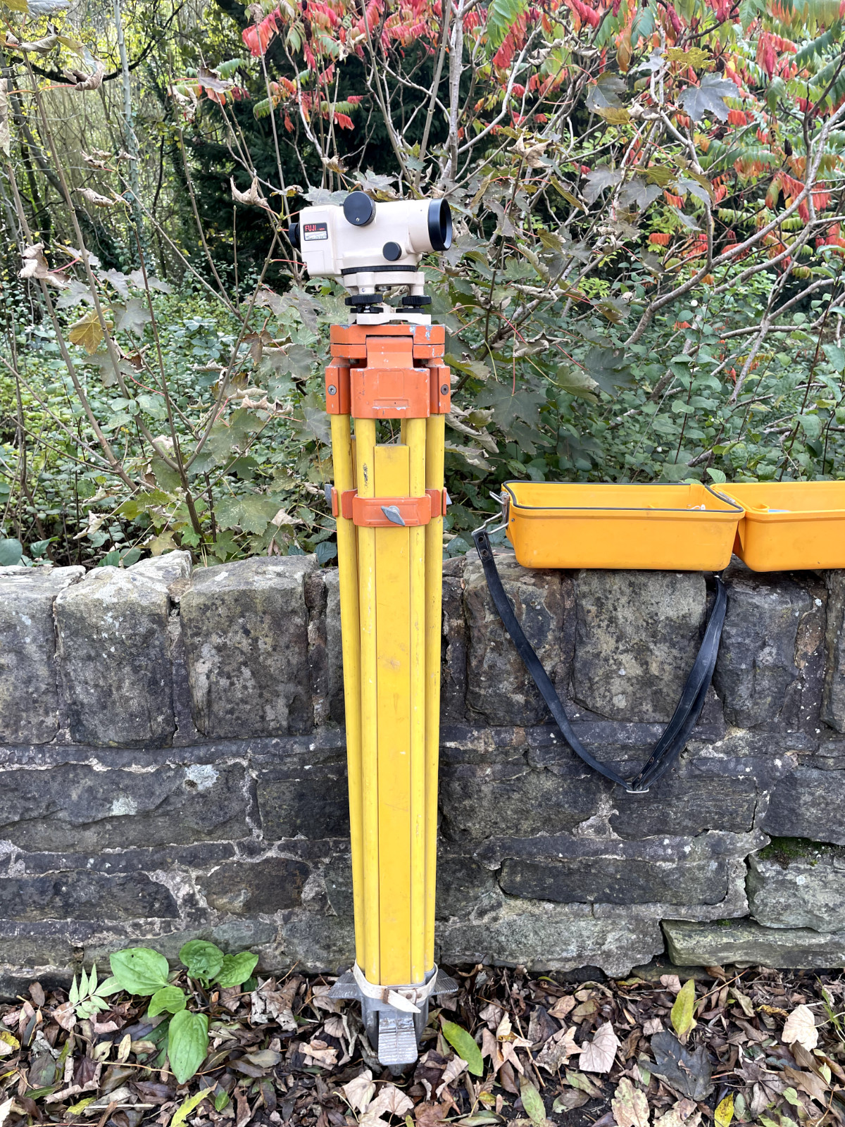 ENGINEERING SURVEYOR TRIPOD AND PROFESSIONAL FUJI - KOH FA22 LEVEL