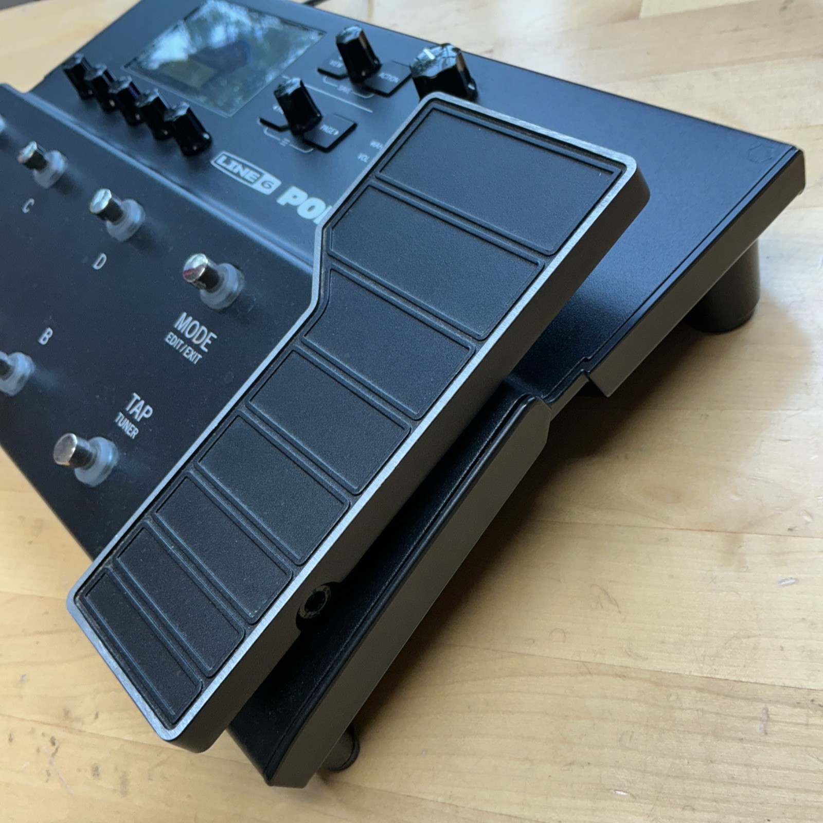 Line 6 POD Go Guitar Multi Effects Processor Amp Sim Modeler + Line 6 Road Case