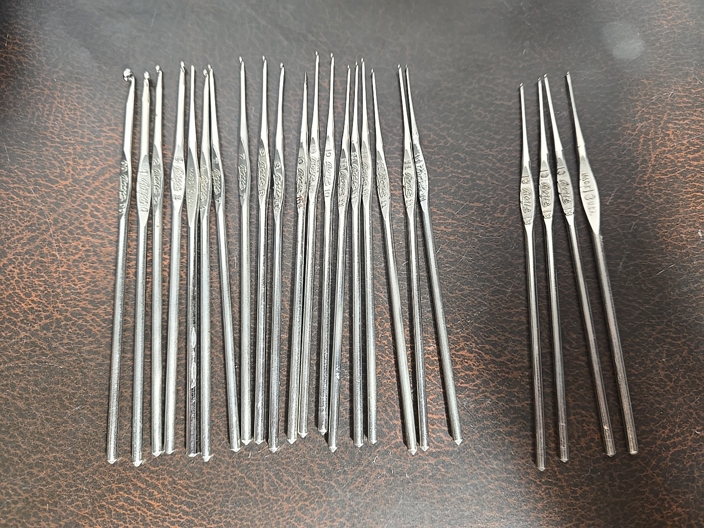 LOT OF 23 VINTAGE BOYE STEEL CROCHET HOOKS SIZES 00 0 2 3 4 7 8 10 11 13