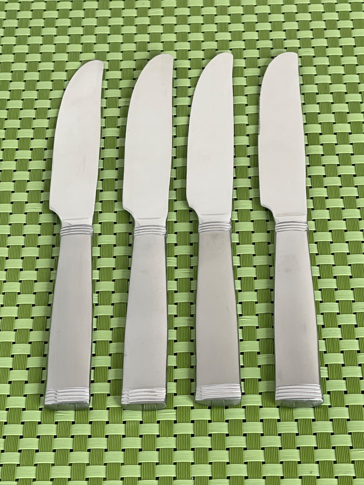 Wallace NAPOLI FROST Stainless 4 Dinner Knives 18/10 Frosted Handle - 8 7/8"
