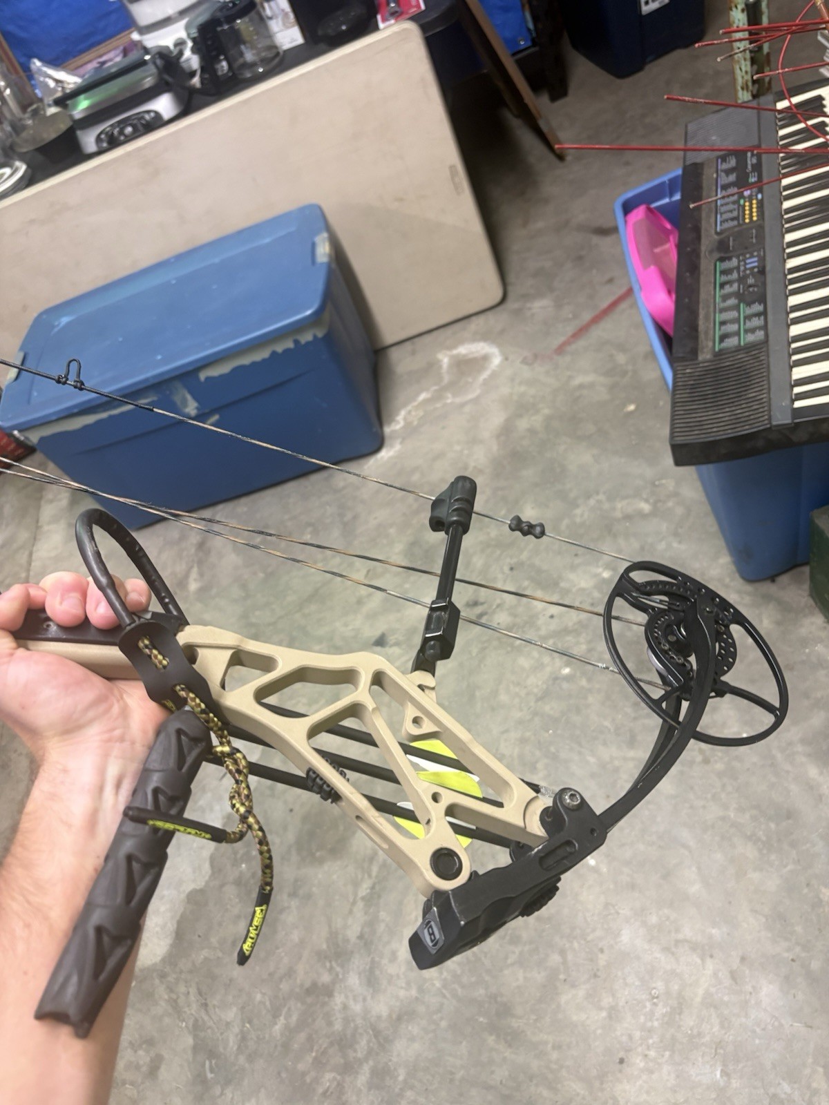 Bear Archery BR33 RH Compound Bow 70lb 33in. Bow Only.