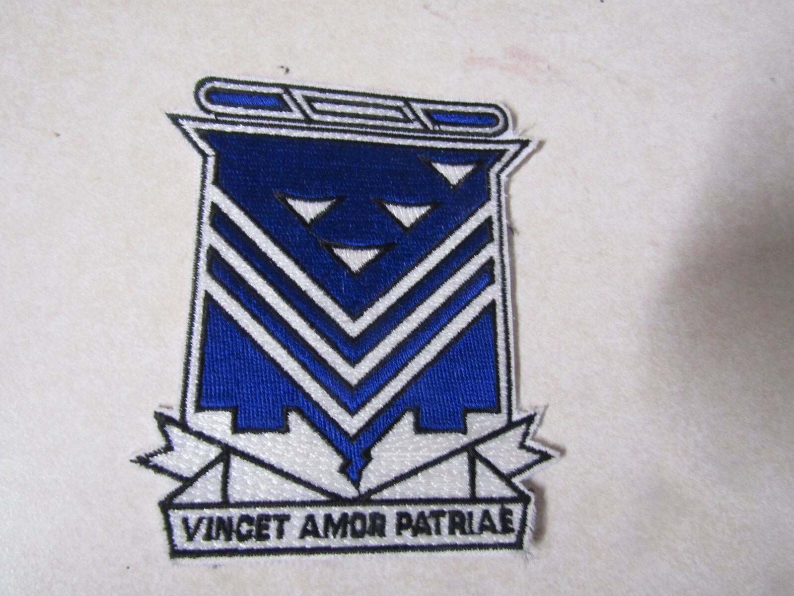 MILITARY PATCH OLDER VINCET AMOR PATRIAE