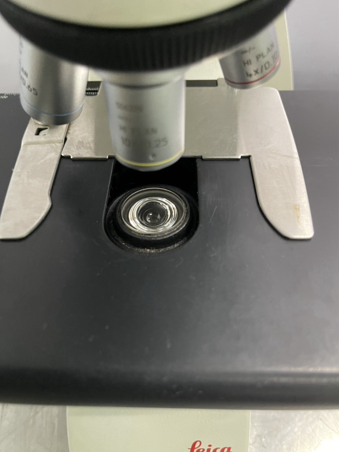Leica DM750 Trinocular Compound Microscope 4X 10X 40X LED Tested Light