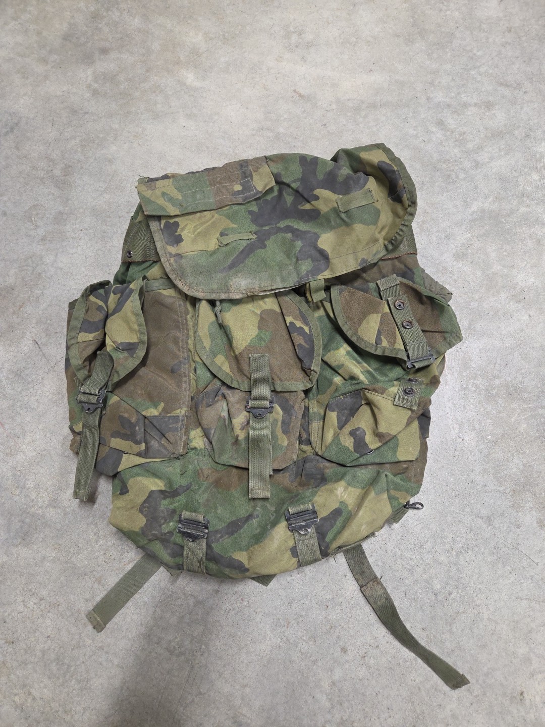 Vtg. USGI US Military Woodland Pack Field Pack Radio Backpack & shoulder straps