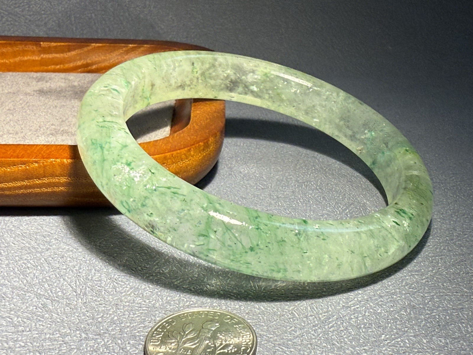 61.0mm Natural Green Mica Crystal Bangle/ Beautiful Natural Crystal Leaves/