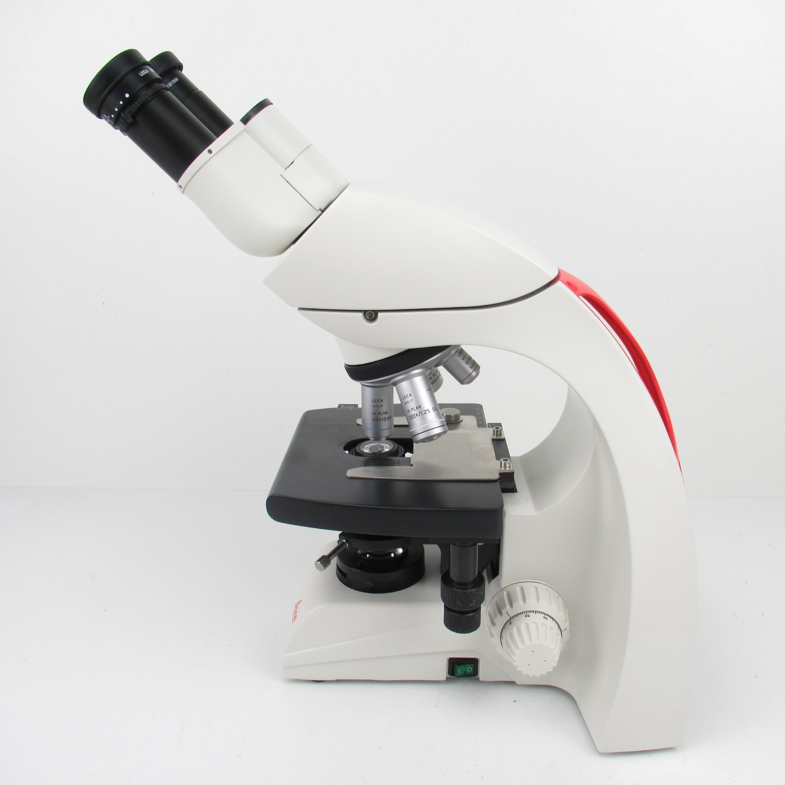 LEICA DM750 BINOCULAR MICROSCOPE W/ OBJETIVE SET & 10X EYEPIECES