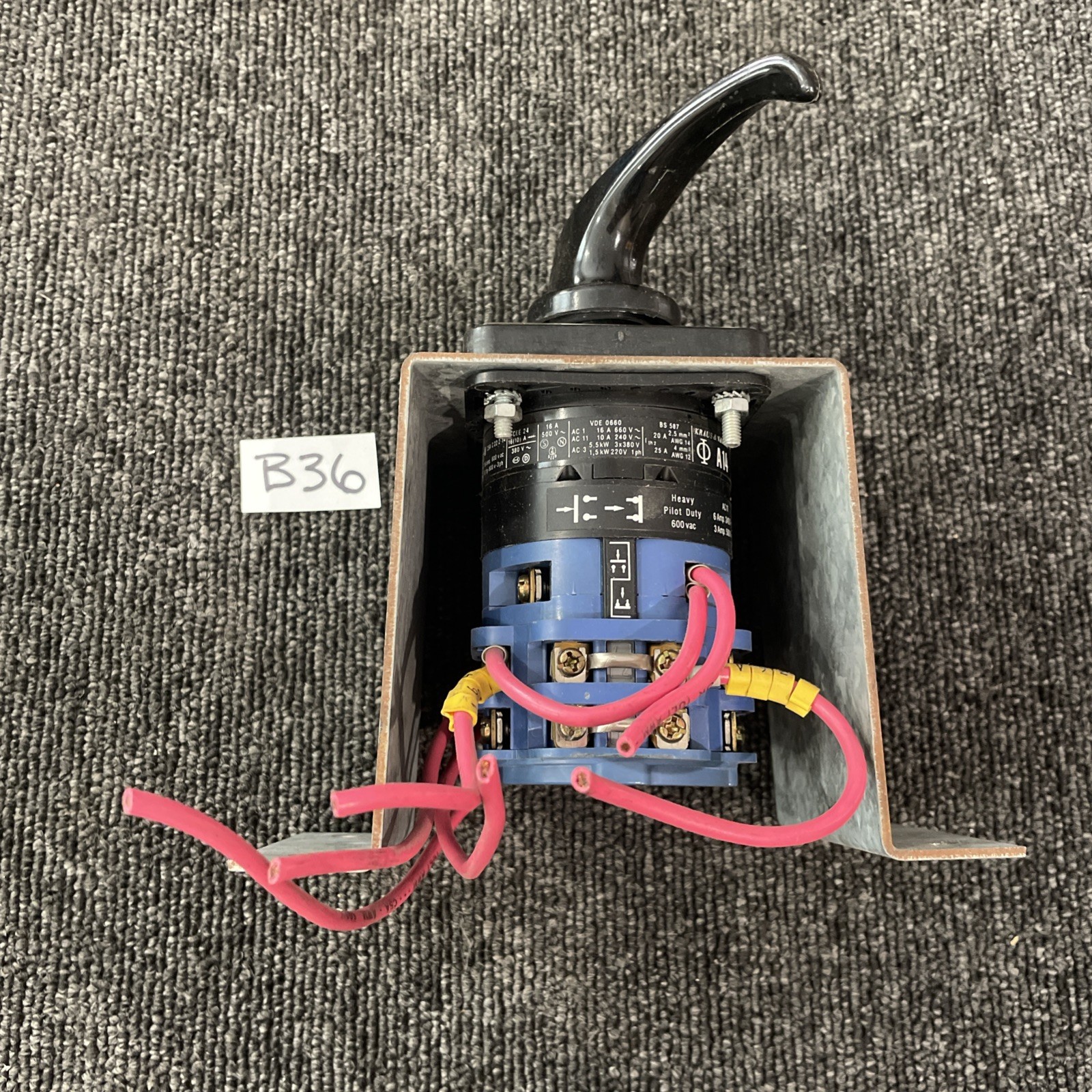 Kraus & Naimer A223 F47365/003 DES 2-Position Locking Switch A14 600VAC 6 Amp