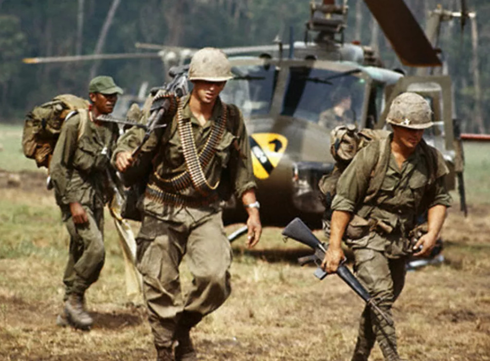 Color Vietnam War  Photo US Soldiers in Vietnam UH-1 Huey Helicopter  US176