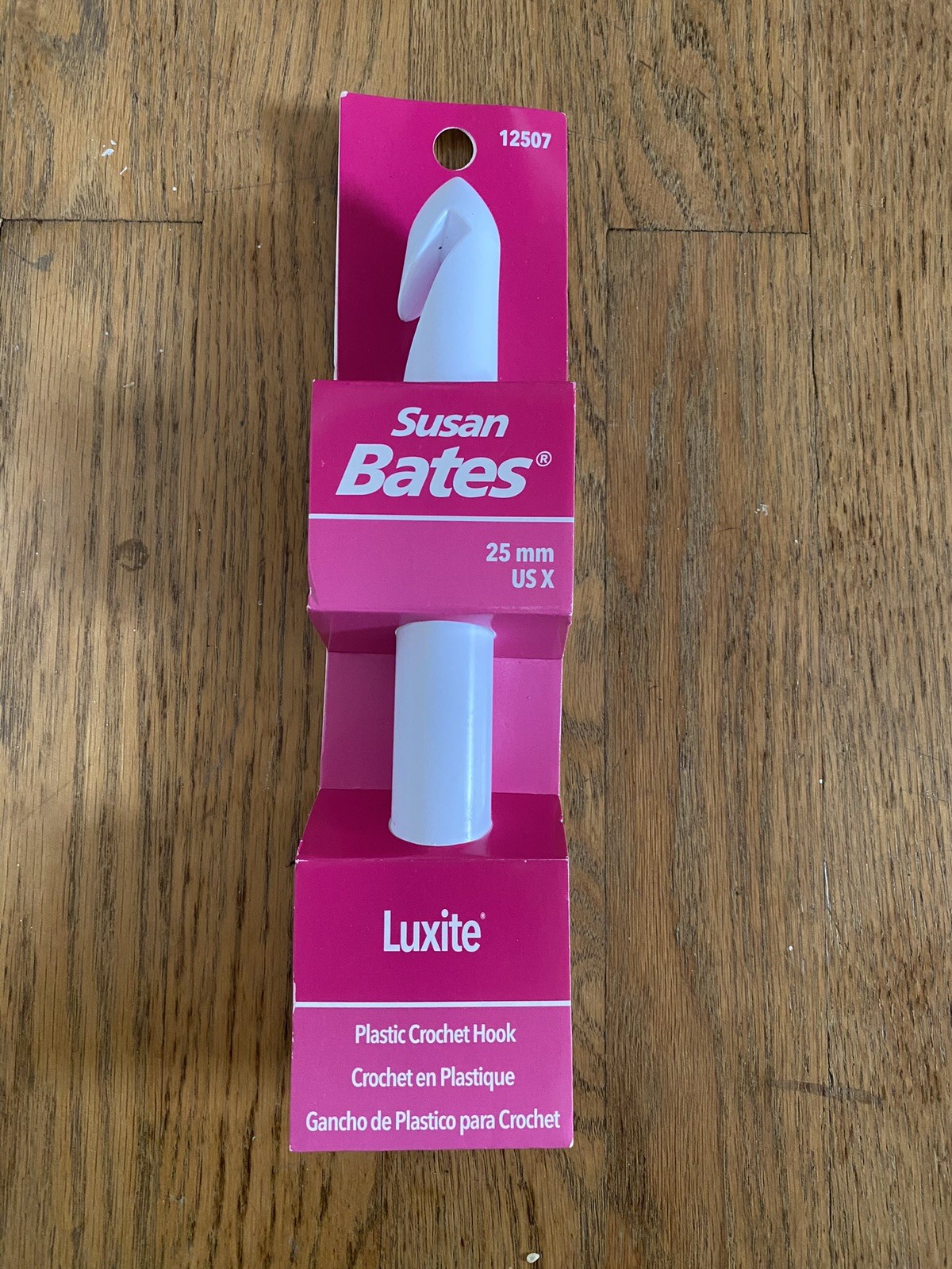 Susan Bates Luxite Bulky Plastic Crochet Hook - Size 8” 25mm Holds 4 Hooks NWT