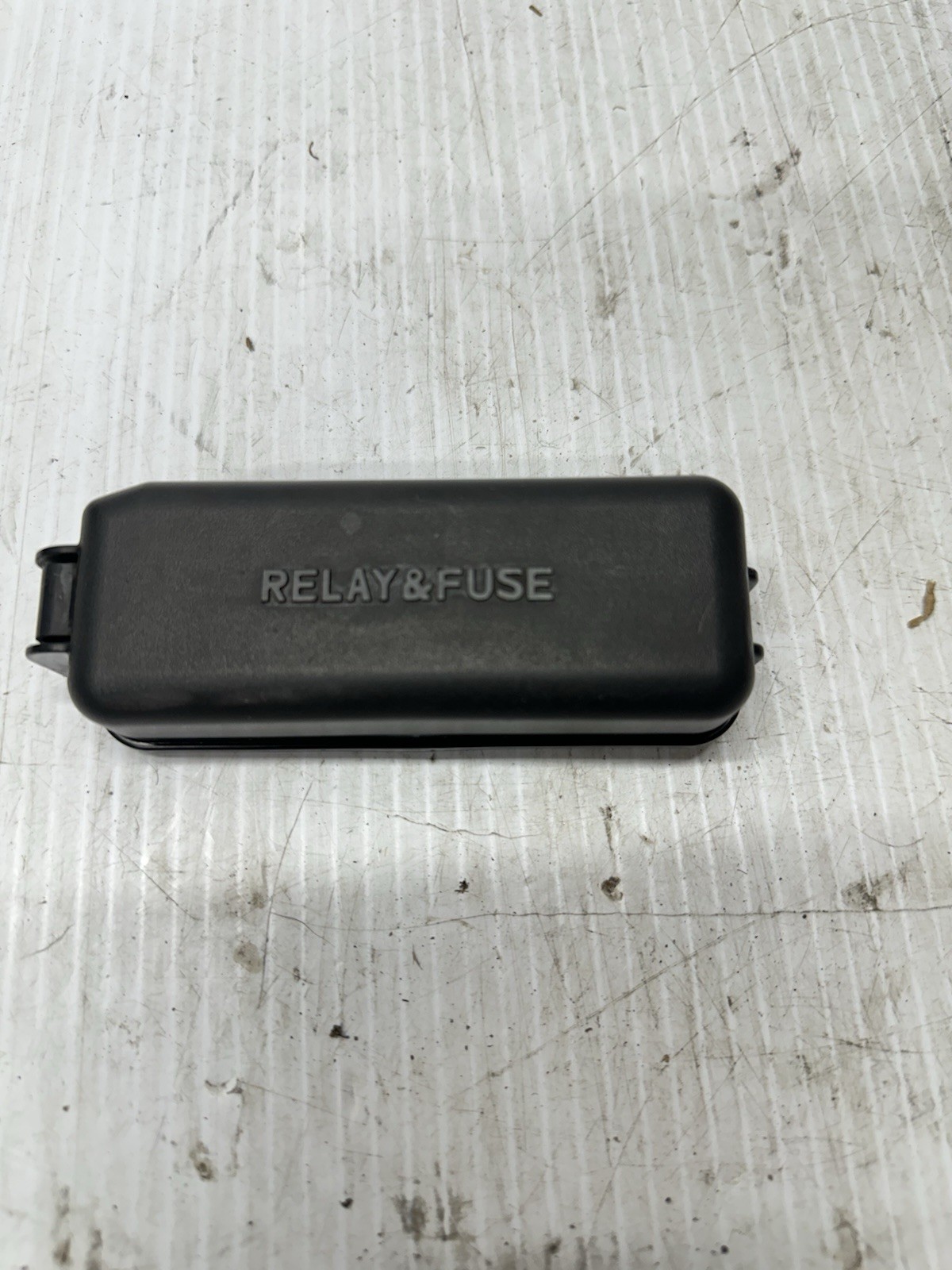 2001-2007 TOYOTA HIGHLANDER ENGINE FUSE BOX RELAY FUSE LID COVER TOP S8