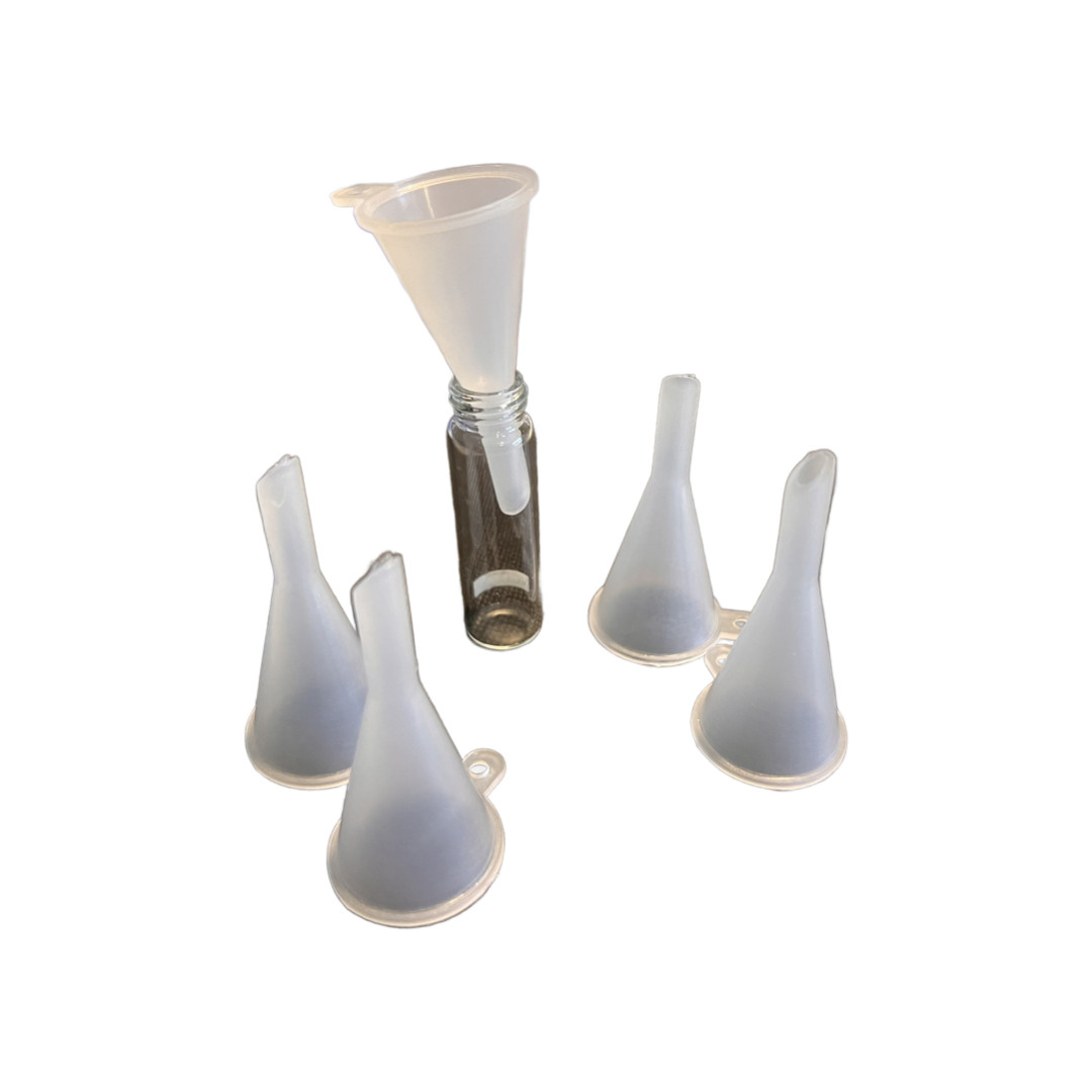 LOT OF 25 PLASTIC FUNNELS 2.5" X 1" WIDE