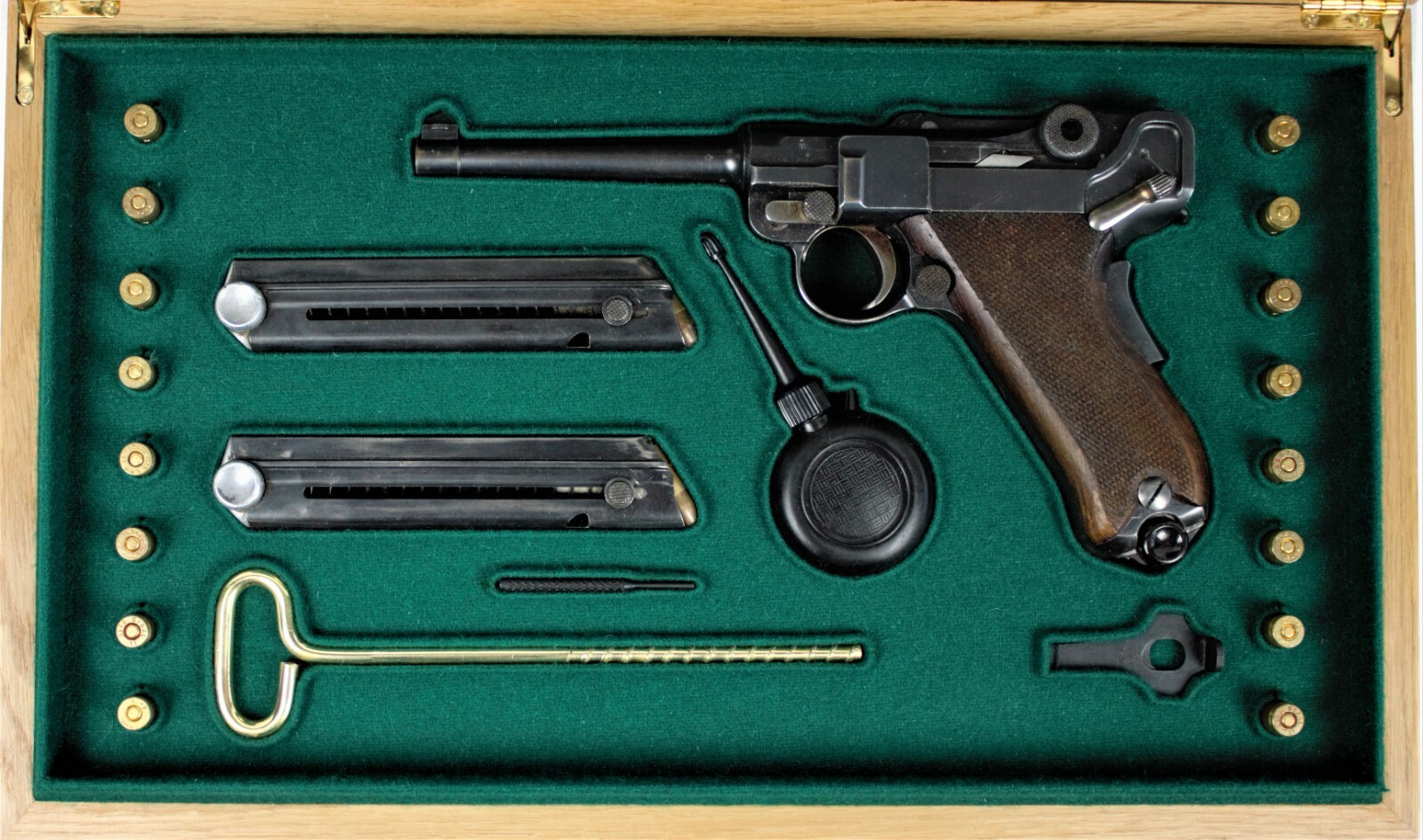 PISTOL PRESENTATION CUSTOM DISPLAY CASE for SWISS LUGER P06  7,65mm 4 3/4 inch