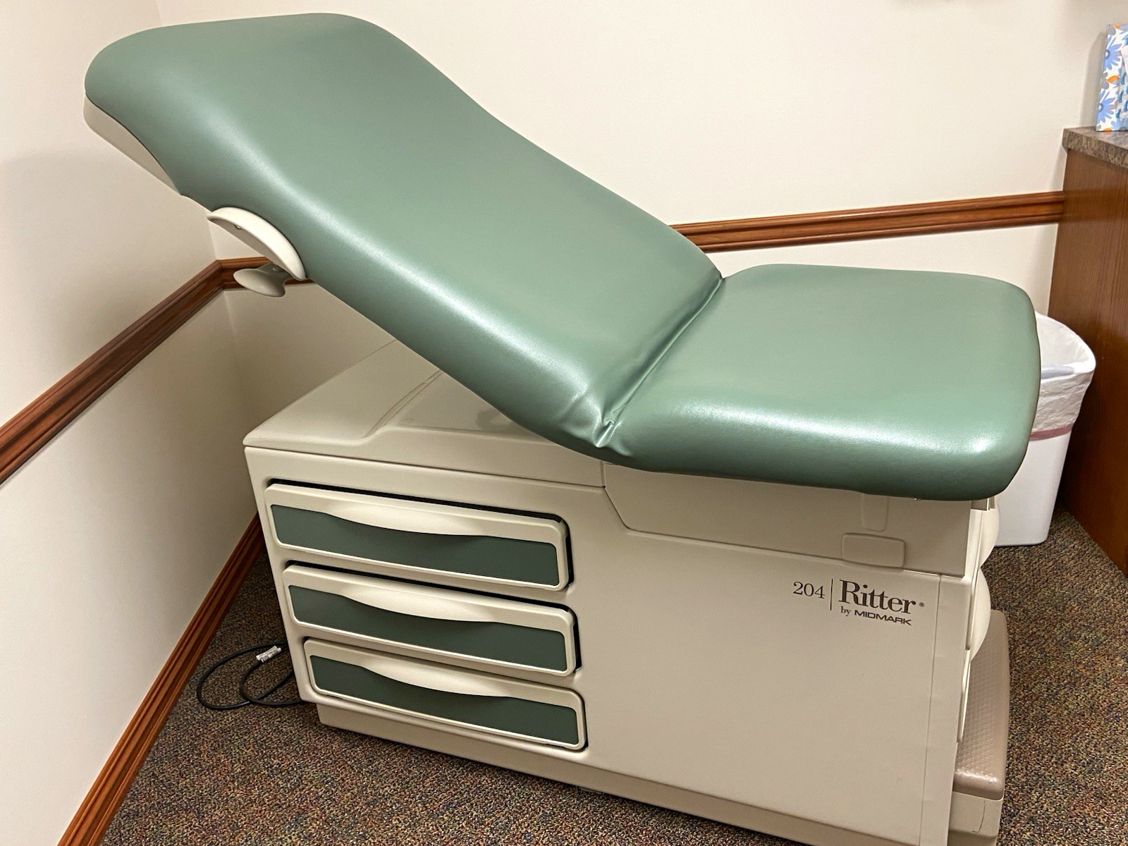 Ritter by Midmark 204 Examination Table w/ Drawer Base Storage Drawers & Step
