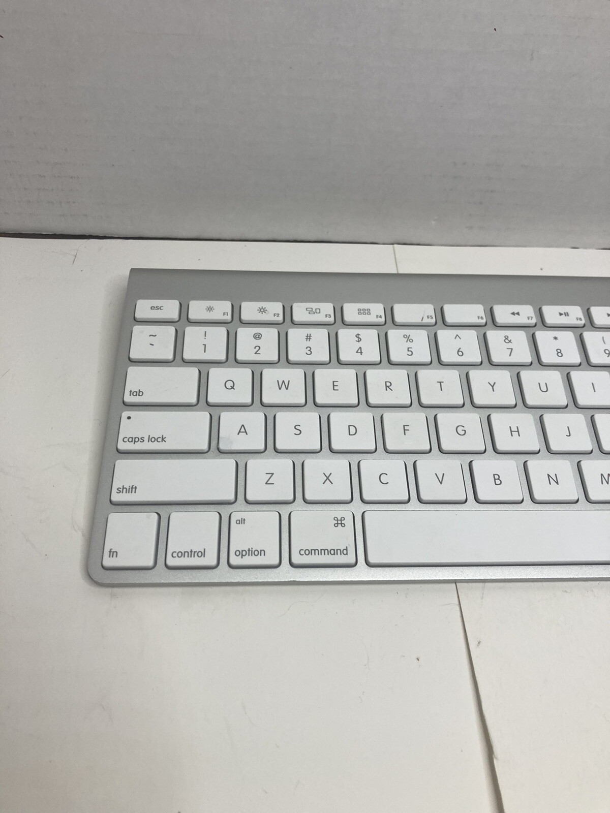 Apple Wireless Keyboard Bluetooth A1314 Battery Powered Good Condition