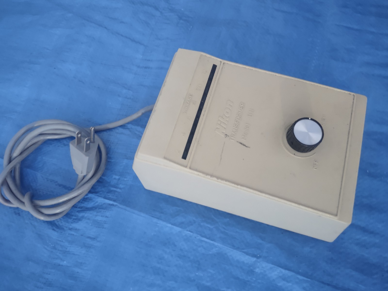 Nikon Model UN Transformer, 220-240V Variable Voltage Power Supply
