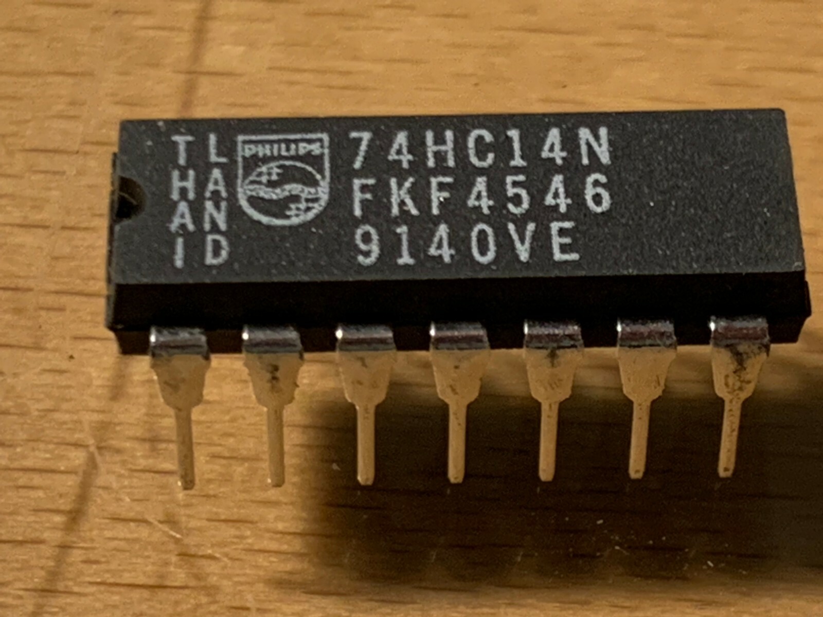 74HC14 - PHILIPS IC - Hex Inverters w / Schmitt Trigger Inputs, dip-14.