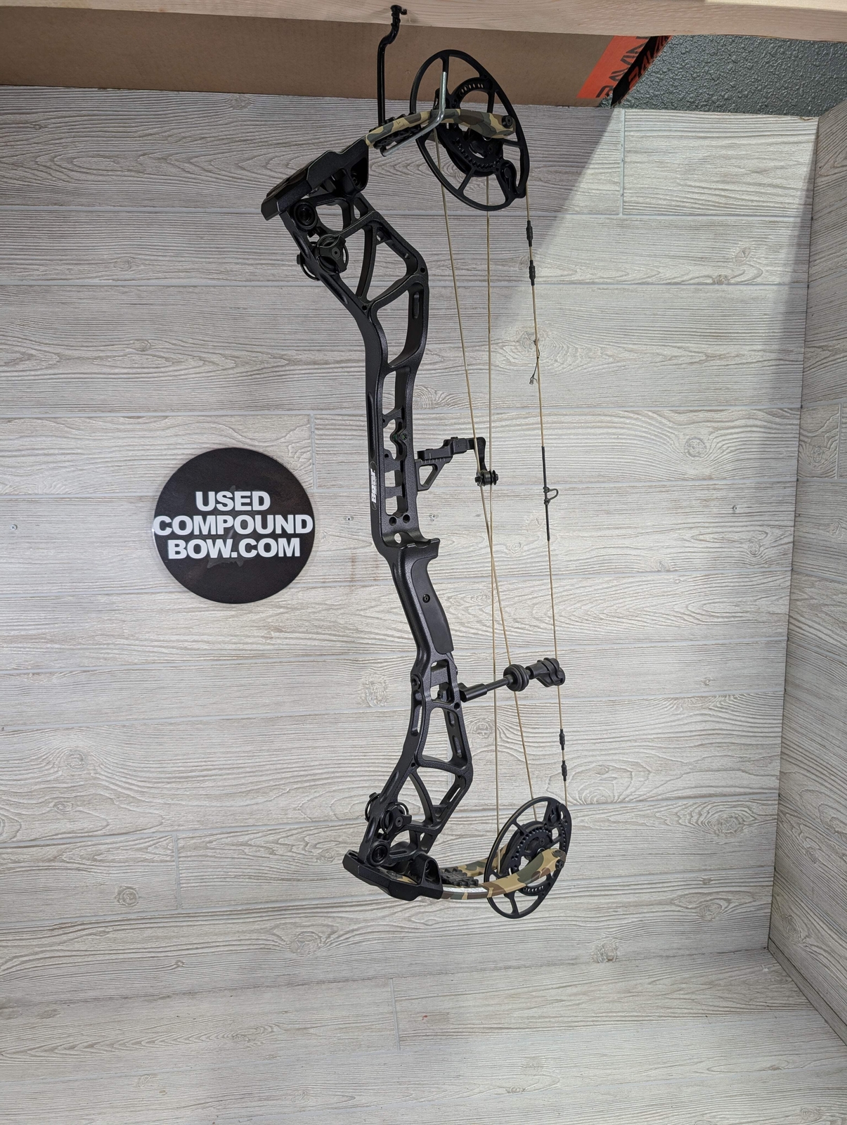 Bear Execute 30 RH 70lb Black Riser/Throwback Limbs Bow