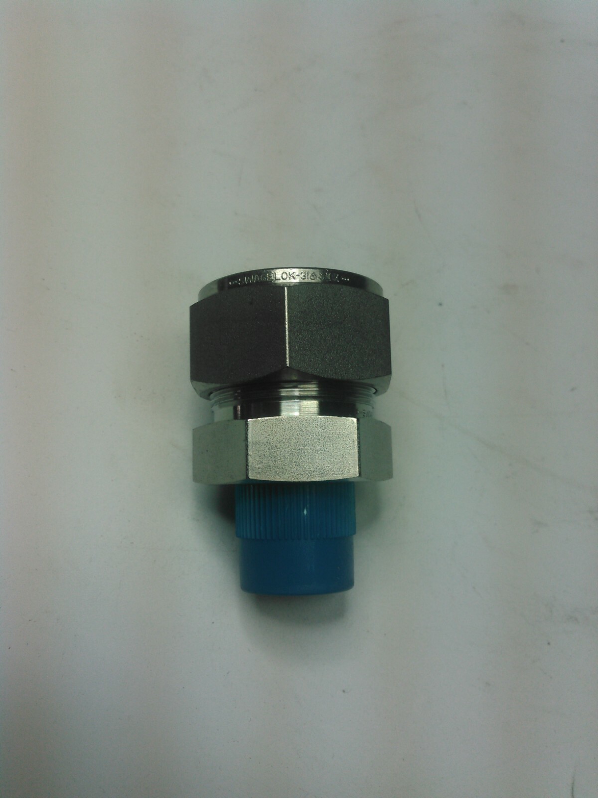 SWAGELOK SS-1610-1-8 STAINLESS STEEL MALE CONNECTOR 1" OD TUBE 1/2" NPT NNB
