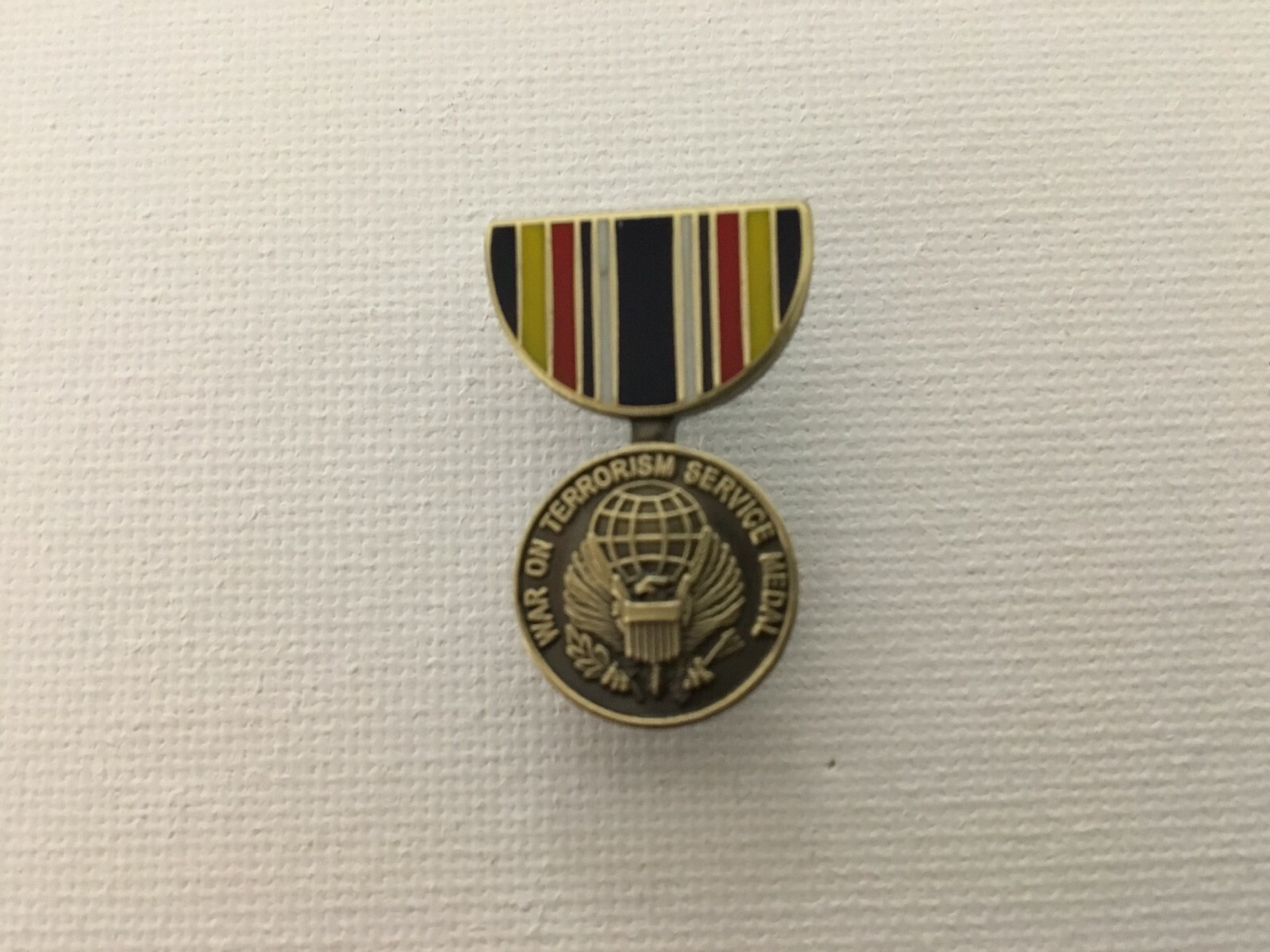 US FORCES WAR ON TERRORISM SERVICE MEDAL HAP/LAPEL PIN