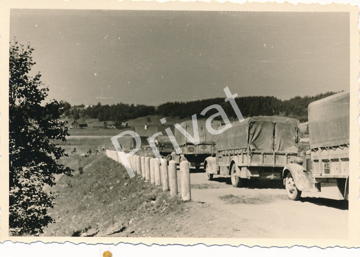 Photo WW II Wehrmacht Soldiers Truck Convoy Advance L1.95