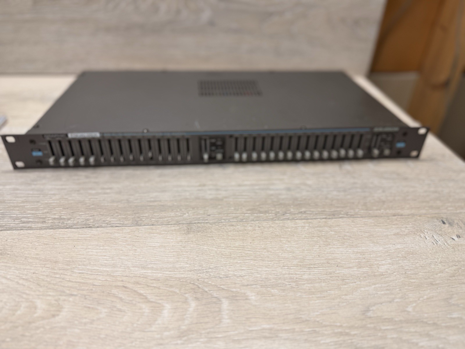 Samson E30, 2/3 Octave Stereo 15 Band Graphic Equalizer, Rack Mounting