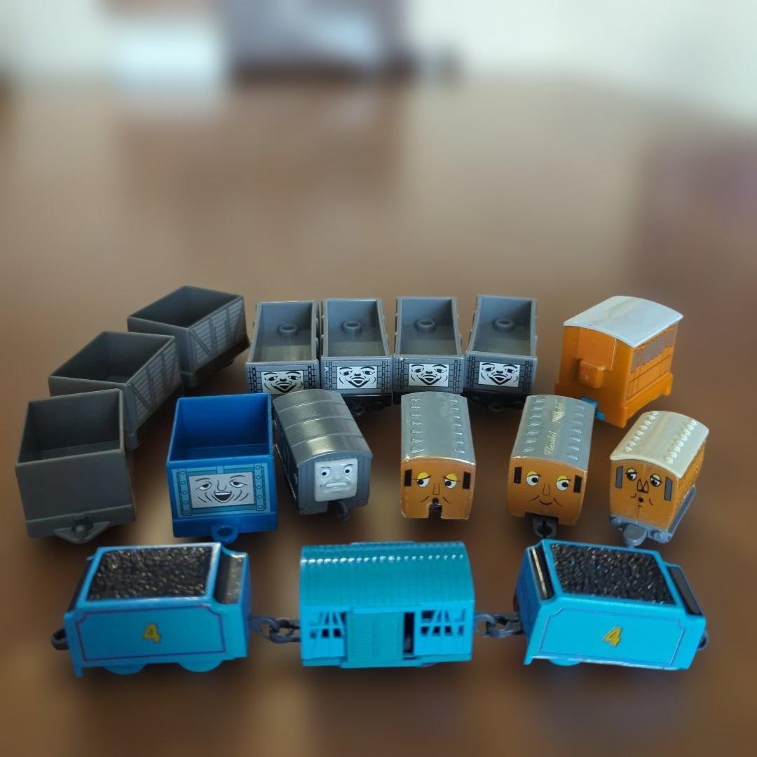 Thomas & Friends 16 Car Freight Train Set Toy Train Collection Used Age 15+